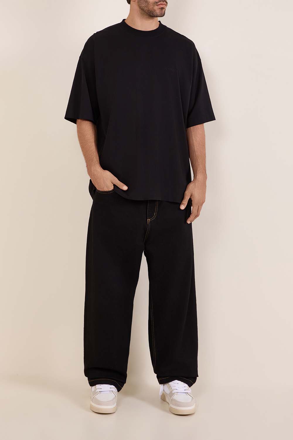 תמונת כל הלוק של חולצת טי